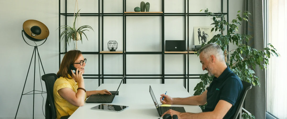 Microsoft 365 werkplek — notebook, telefoon en koffie